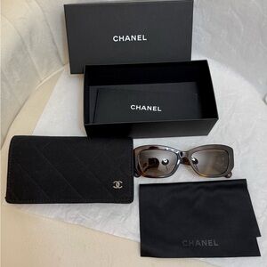 CHANEL 5493 Tortoiseshell Brown Gradient Sunglasses Good Condition Full Set